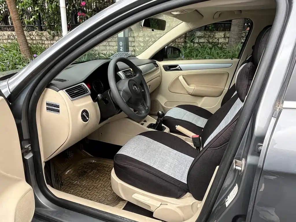 Bora 1.6 L Manual Fashion