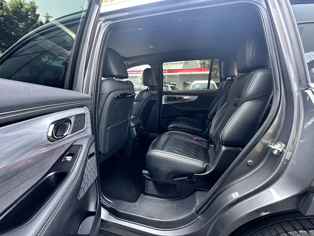 GAC Trumpchi GS8 Dual Engine Series 2.0 TM 2 WD Distinguished (6-seat)