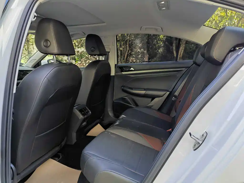 Bora 1.5 L Auto Elite Connected