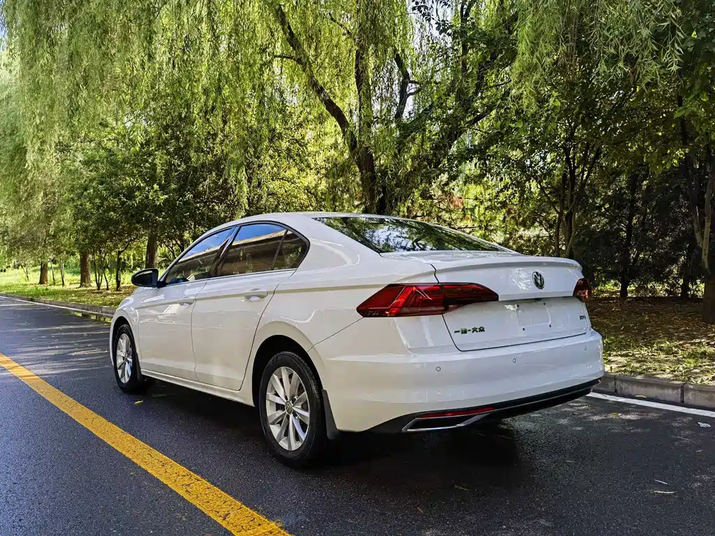 Bora 1.5 L Auto Elite Connected