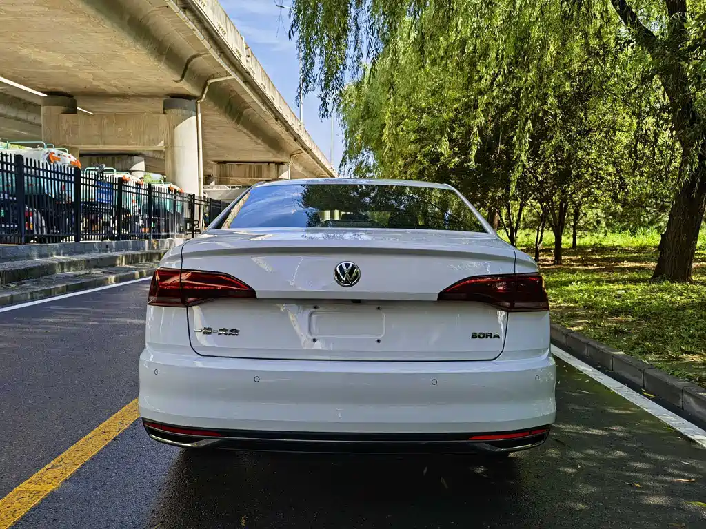 Bora 1.5 L Auto Elite Connected