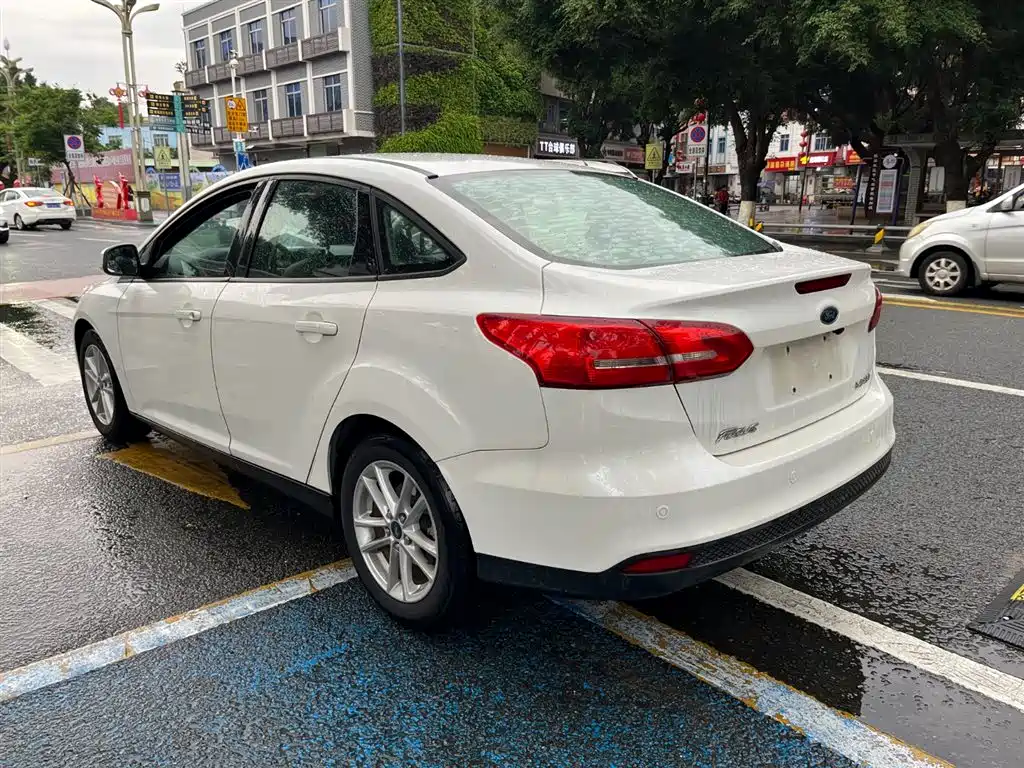 Focus Sedan 1.6 L Auto Comfort