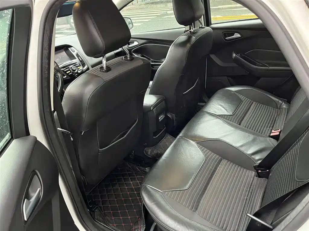 Focus Sedan 1.6 L Auto Comfort