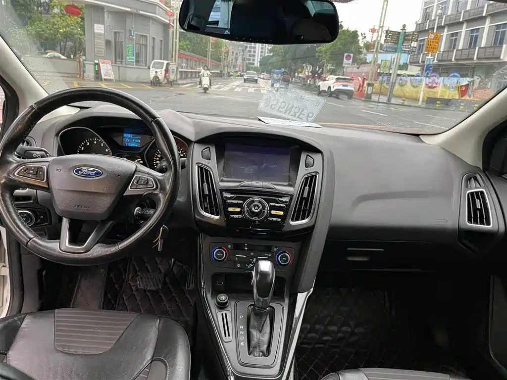Focus Sedan 1.6 L Auto Comfort