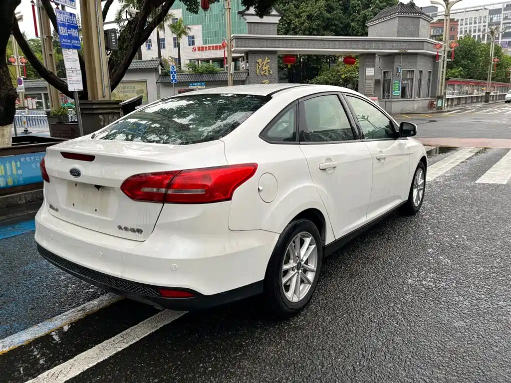 Focus Sedan 1.6 L Auto Comfort