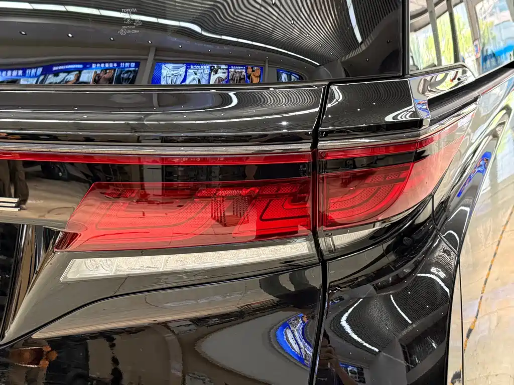Vellfire Crown Dual Engine 2.5 L Ink Gold Executive