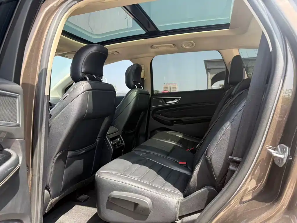 Edge EcoBoost 245 2 WD Grand Sharp 7-seat