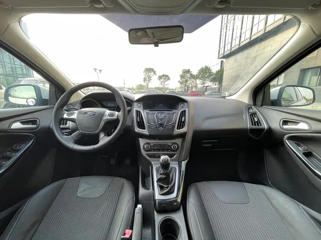 Focus Sedan 1.6 L Manual Style