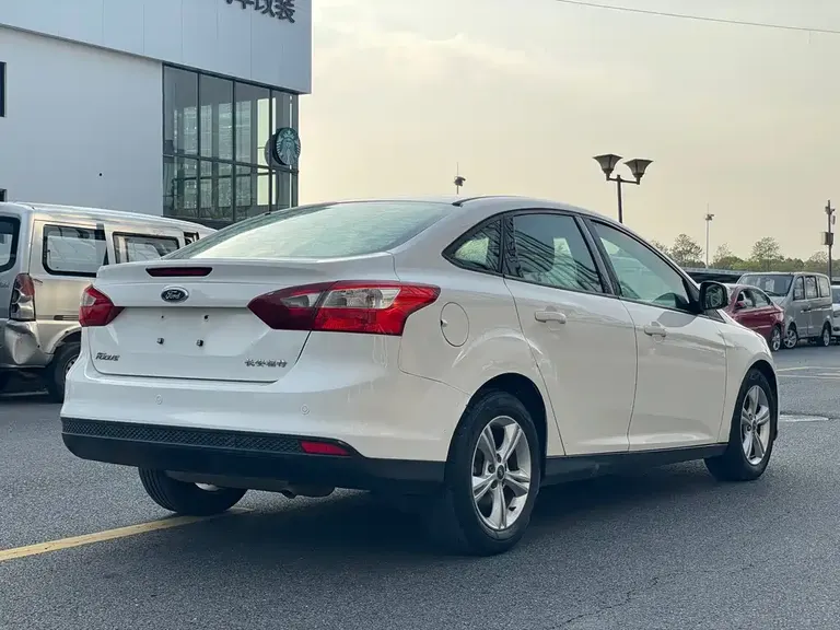 Ford Focus Sedan 1.6 L Manual Style