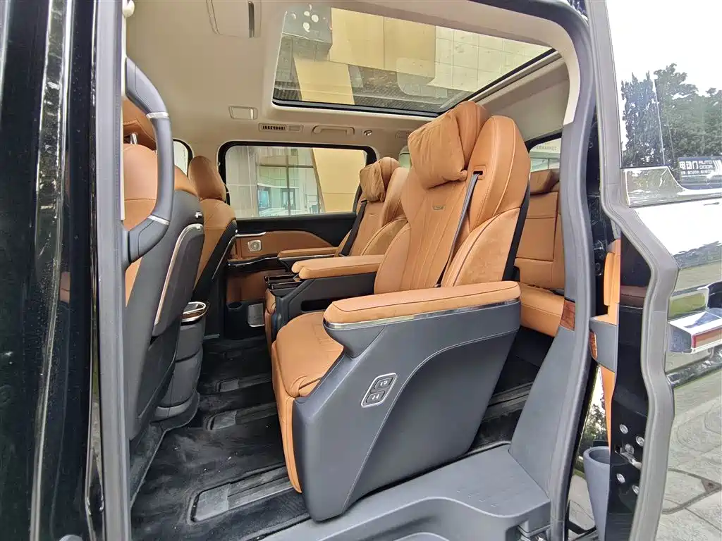 Hongqi HQ9 PHEV 2.0 T 4 WD Luxury