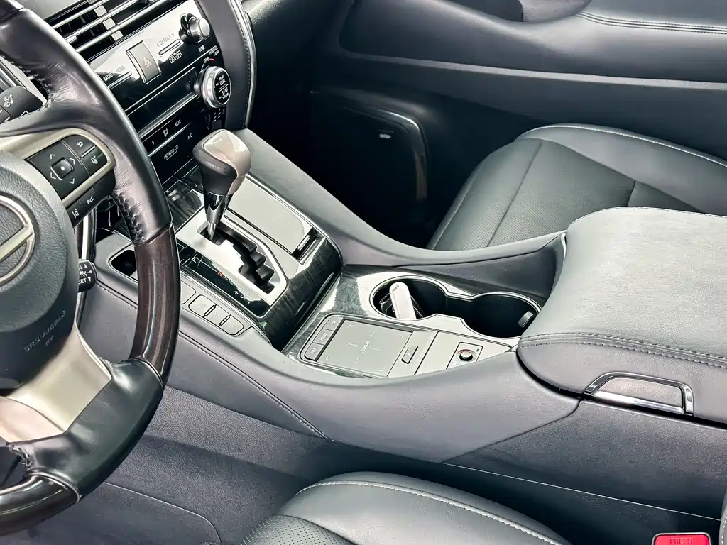 Lexus LM 300 h 7-seat Elegant