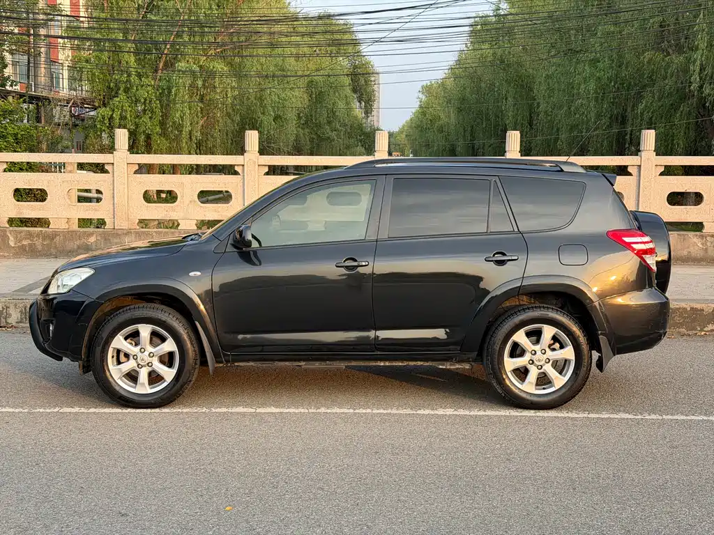 RAV4 2.4 L Auto Luxury Upgraded