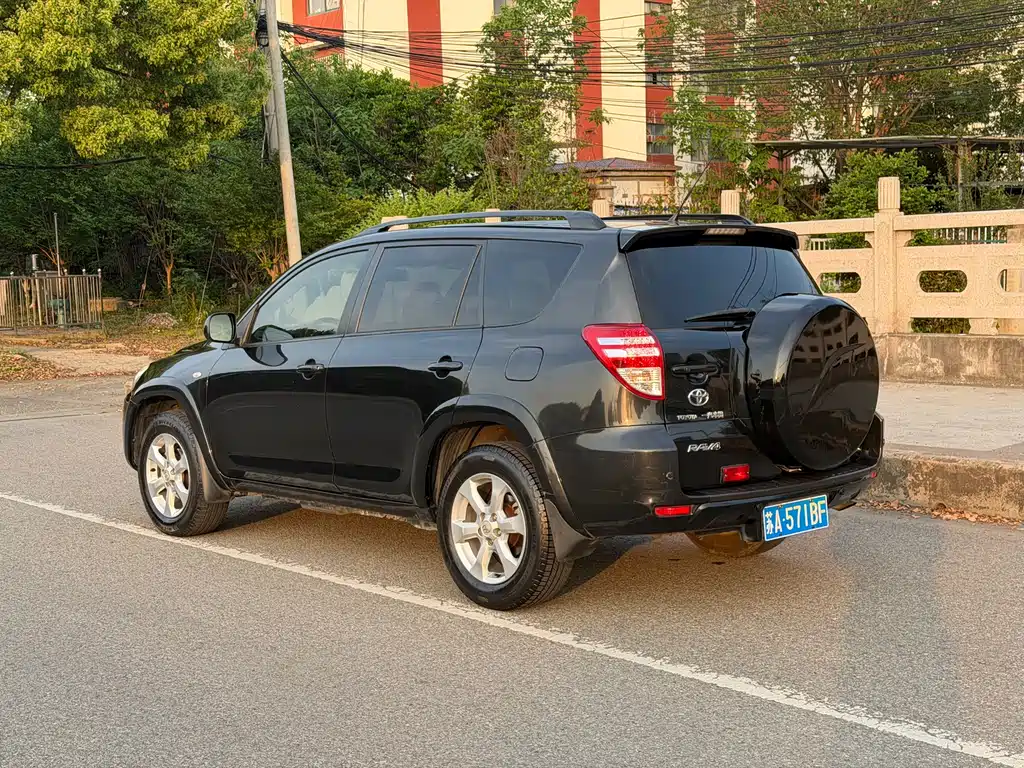 RAV4 2.4 L Auto Luxury Upgraded