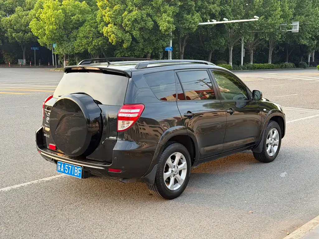 RAV4 2.4 L Auto Luxury Upgraded