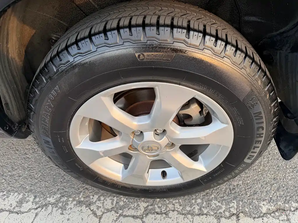 RAV4 2.4 L Auto Luxury Upgraded