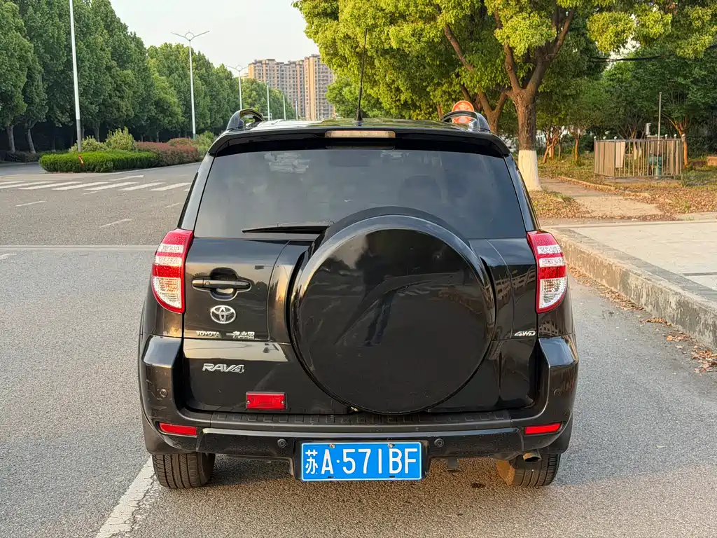 RAV4 2.4 L Auto Luxury Upgraded