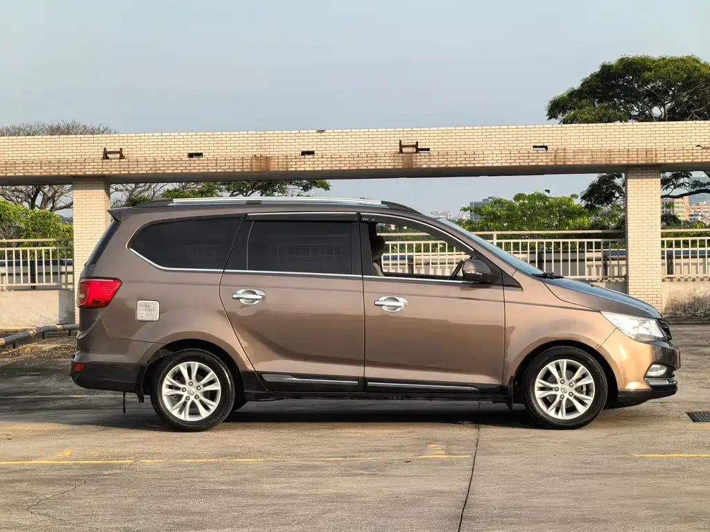 Baojun 730 1.5 T Manual Luxury 7-seat