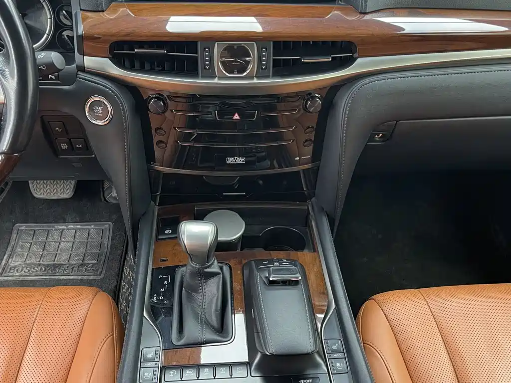Lexus LX 570 Distinguished Luxury