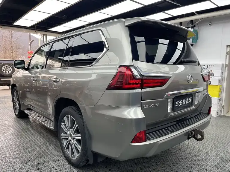 Lexus LX 570 Distinguished Luxury