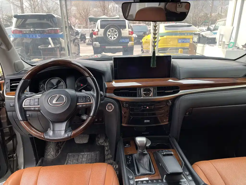 Lexus LX 570 Distinguished Luxury