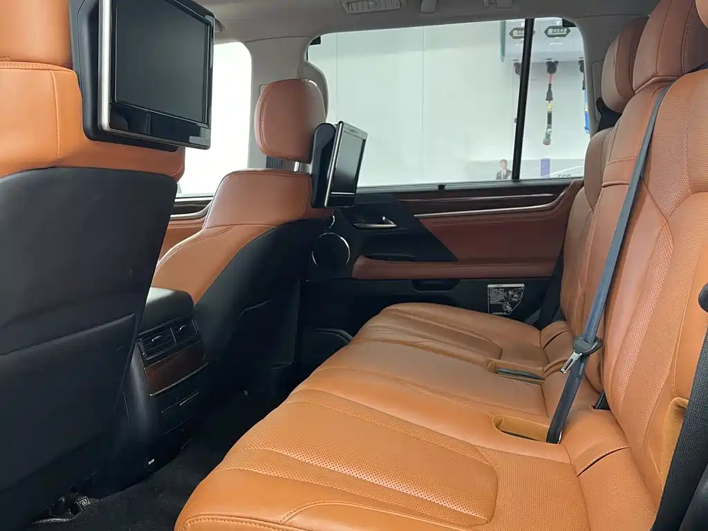 Lexus LX 570 Distinguished Luxury