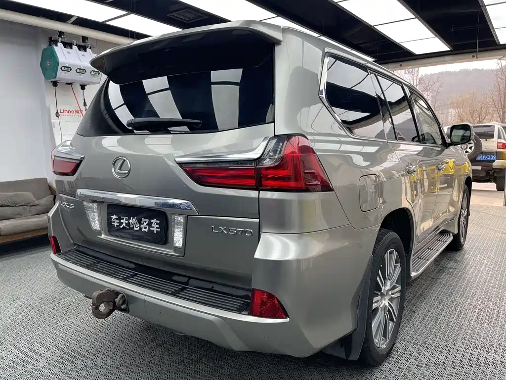 Lexus LX 570 Distinguished Luxury