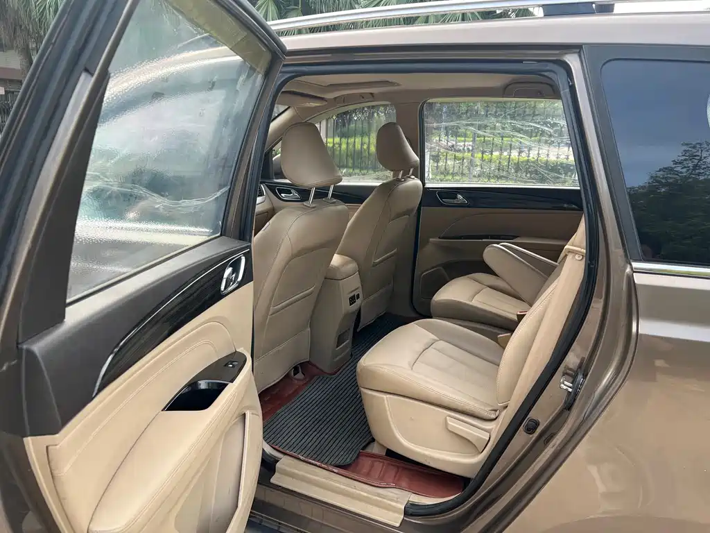 Baojun 730 1.5 L Manual Luxury 7-seat
