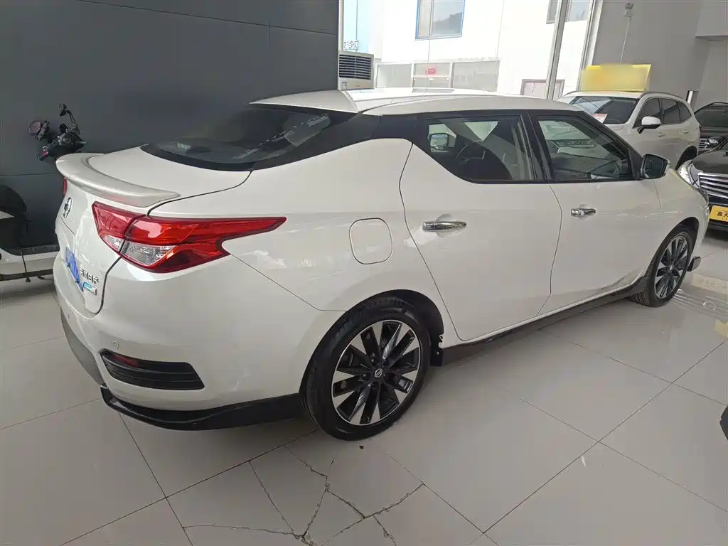 Lannia 1.6 L CVT Connected Smart Cool