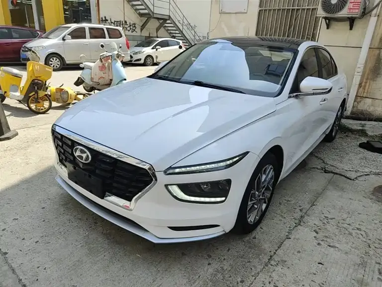 Hyundai Mistra 1.8 L CVT GLX Elite