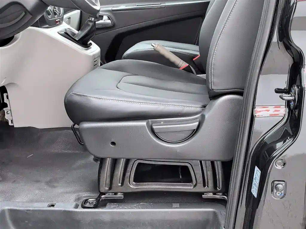 Refine M3 瑞风M3 2021款 PLUS 1.8 L 2座穿梭版