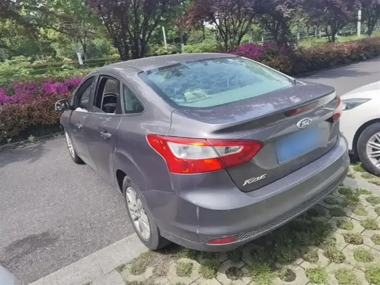 Ford Focus Sedan 1.6 L Manual Comfort