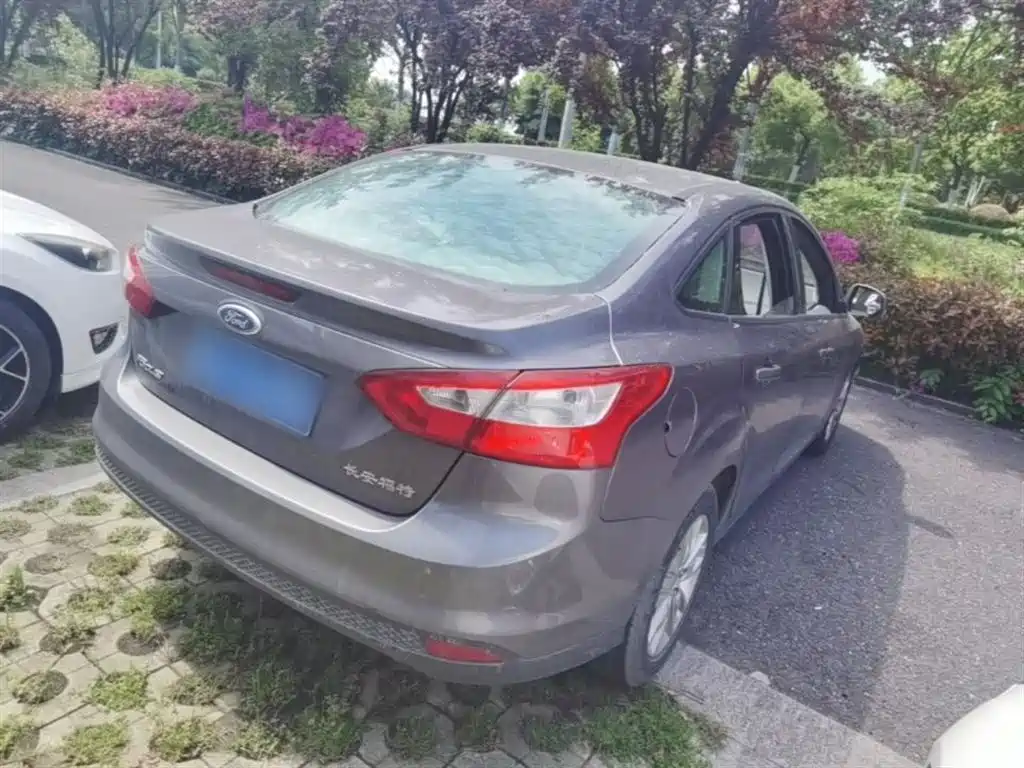 Focus Sedan 1.6 L Manual Comfort