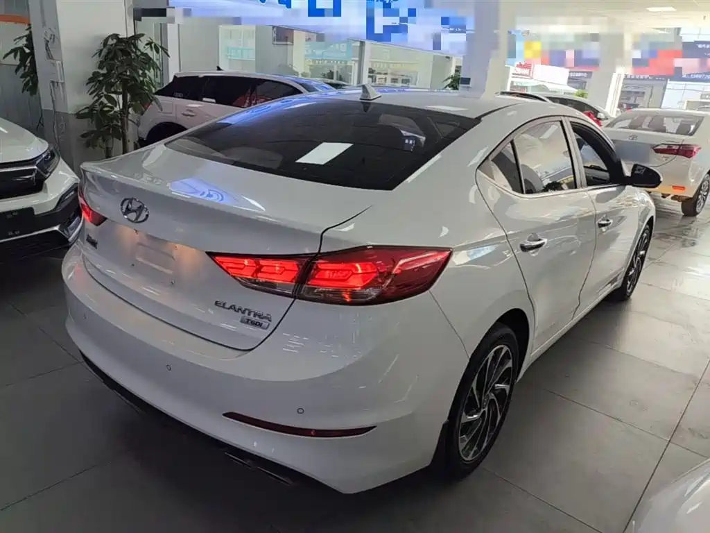 Elantra 1.4 T DCT Dynamic Shine · Active