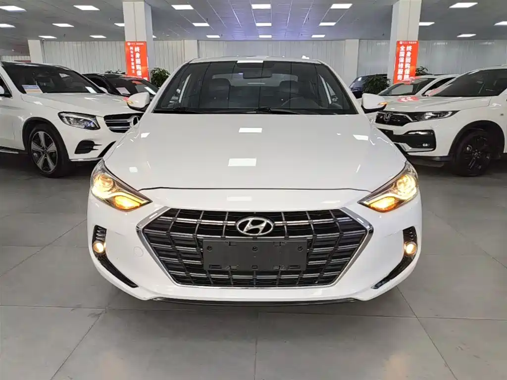 Elantra 1.4 T DCT Dynamic Shine · Active