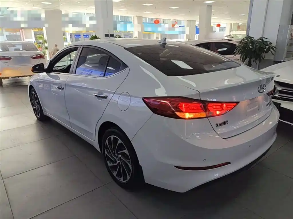 Elantra 1.4 T DCT Dynamic Shine · Active