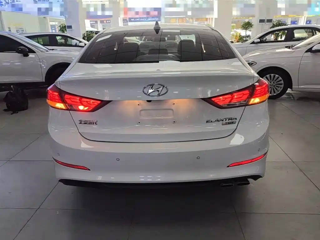Elantra 1.4 T DCT Dynamic Shine · Active