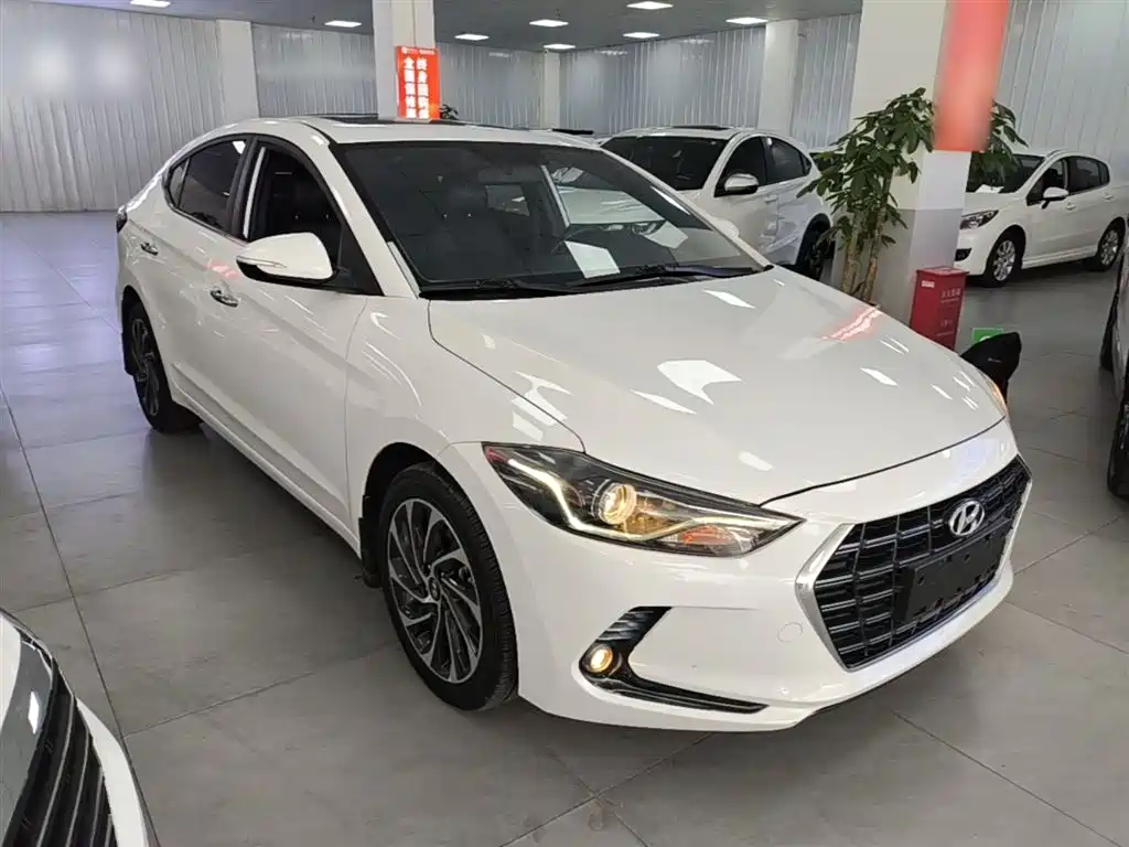Elantra 1.4 T DCT Dynamic Shine · Active