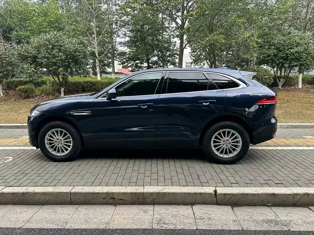 Jaguar F-PACE 2.0 T 4 WD Urban Premium
