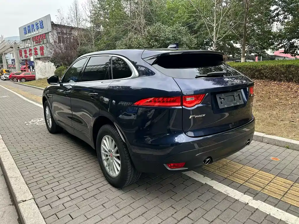Jaguar F-PACE 2.0 T 4 WD Urban Premium