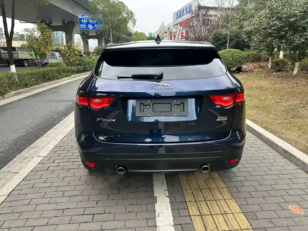 Jaguar F-PACE 2.0 T 4 WD Urban Premium