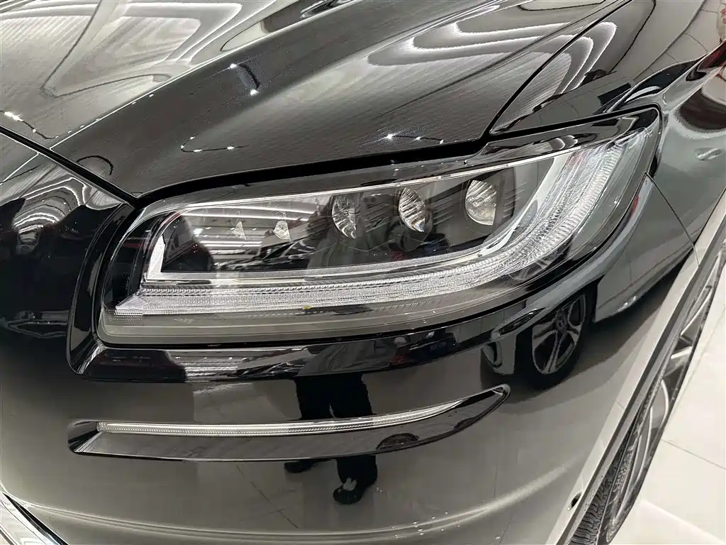 Nautilus 2.7 T 4 WD Honor Shine