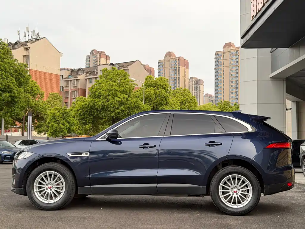 Jaguar F-PACE 2.0 T 4 WD Urban Premium
