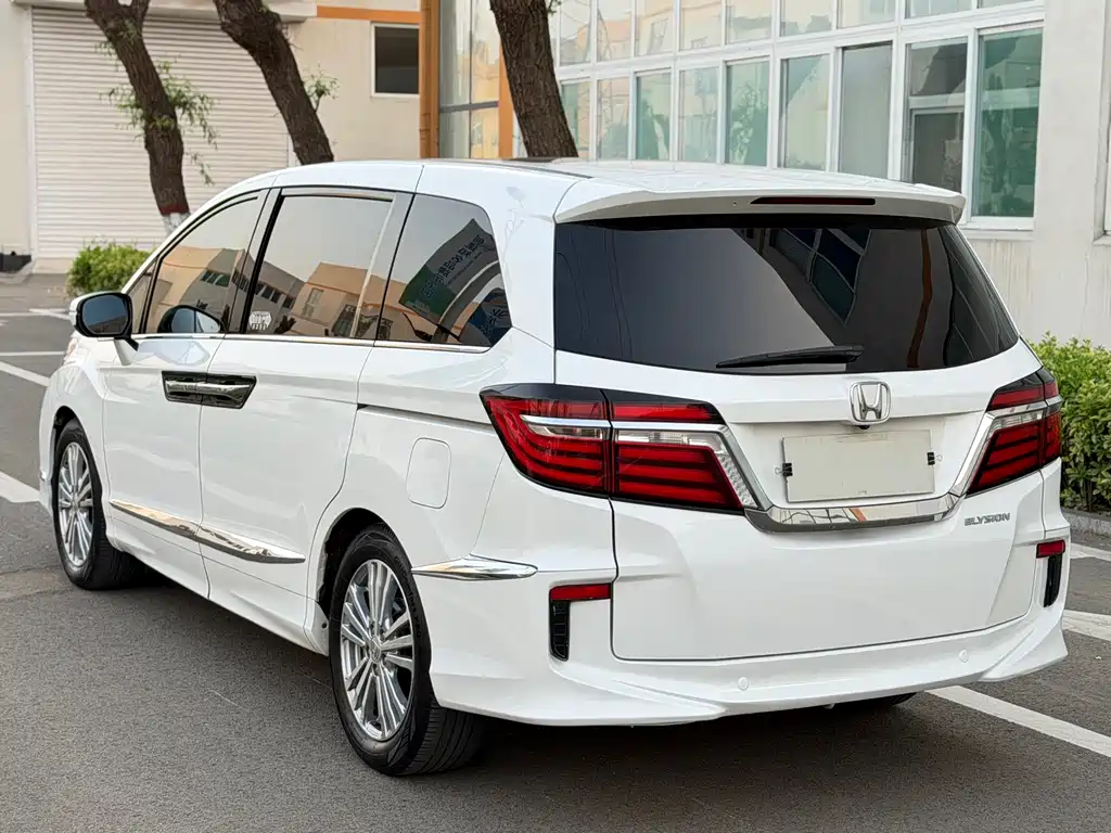 Elysion 2.4 L Luxury