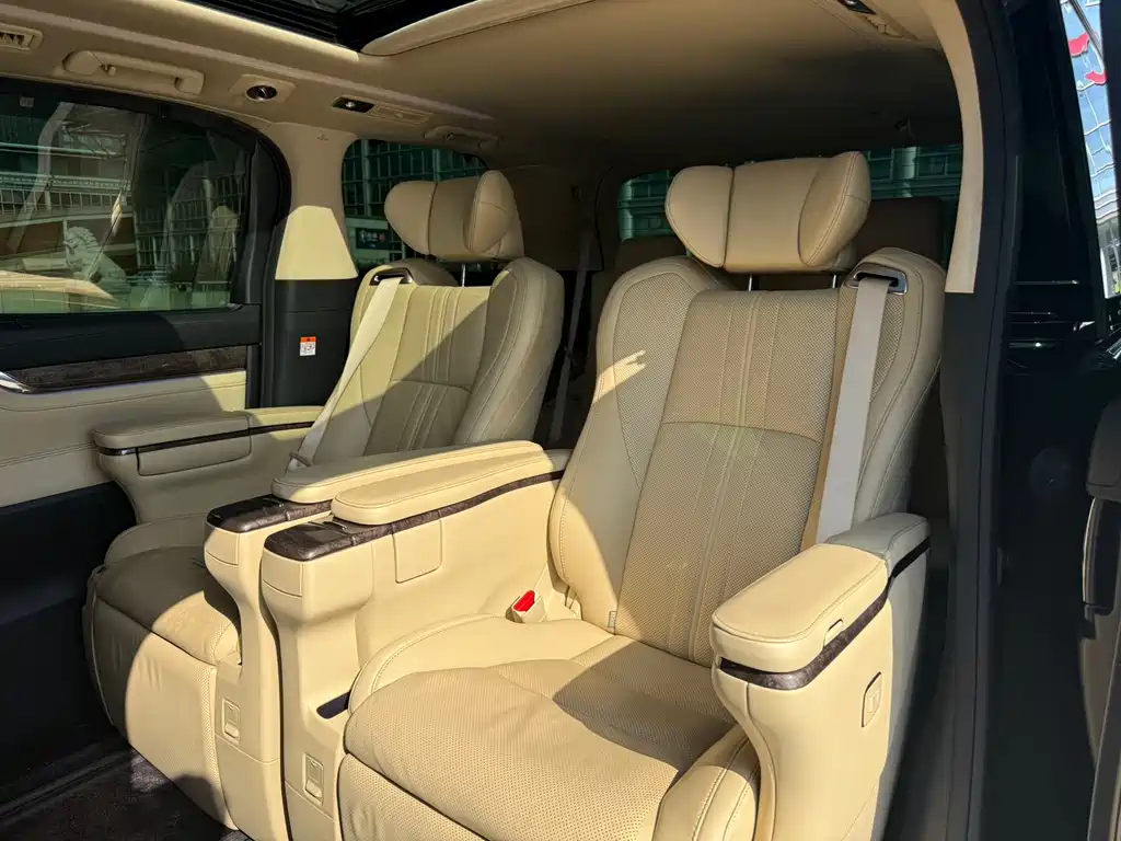 Vellfire Crown Dual Engine 2.5 L HV Distinguished