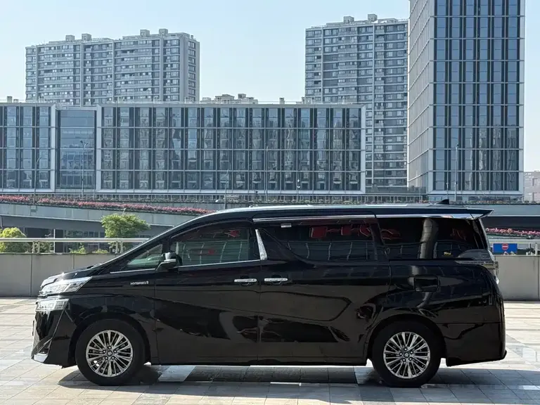 Toyota Vellfire Crown Dual Engine 2.5 L HV Distinguished
