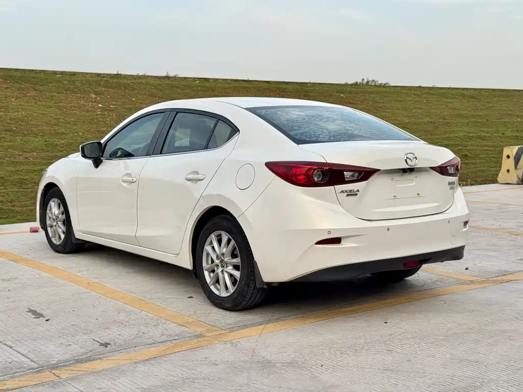 Mazda 3 Axela Cloud Control Sedan 1.5 L Auto Comfort CN-V