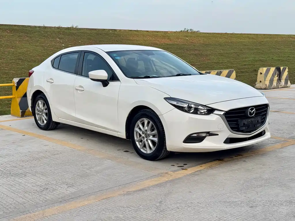 Mazda 3 Axela Cloud Control Sedan 1.5 L Auto Comfort CN-V