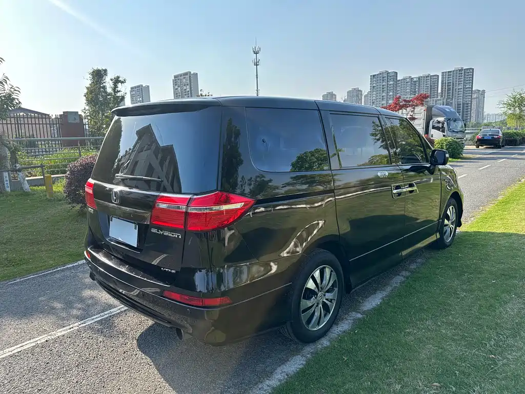 Elysion 2.4 L VTi-S Distinguished