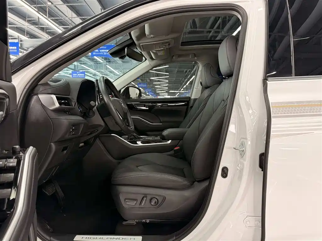 Highlander 2.5 L Smart e-Hybrid Dual Engine 4 WD Distinguished 7-seat