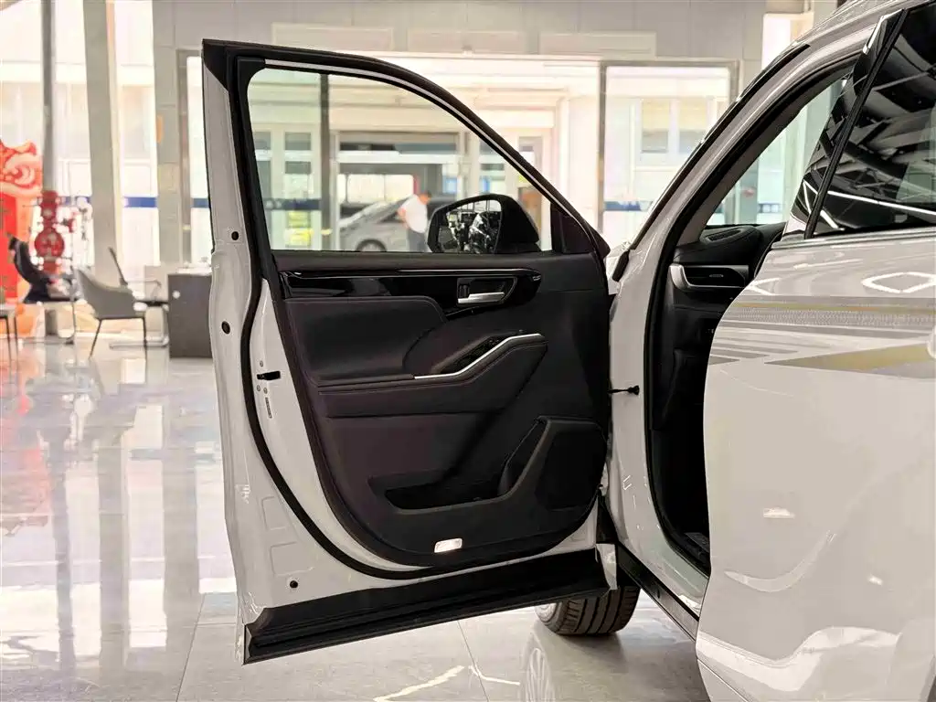 Highlander 2.5 L Smart e-Hybrid Dual Engine 4 WD Distinguished 7-seat